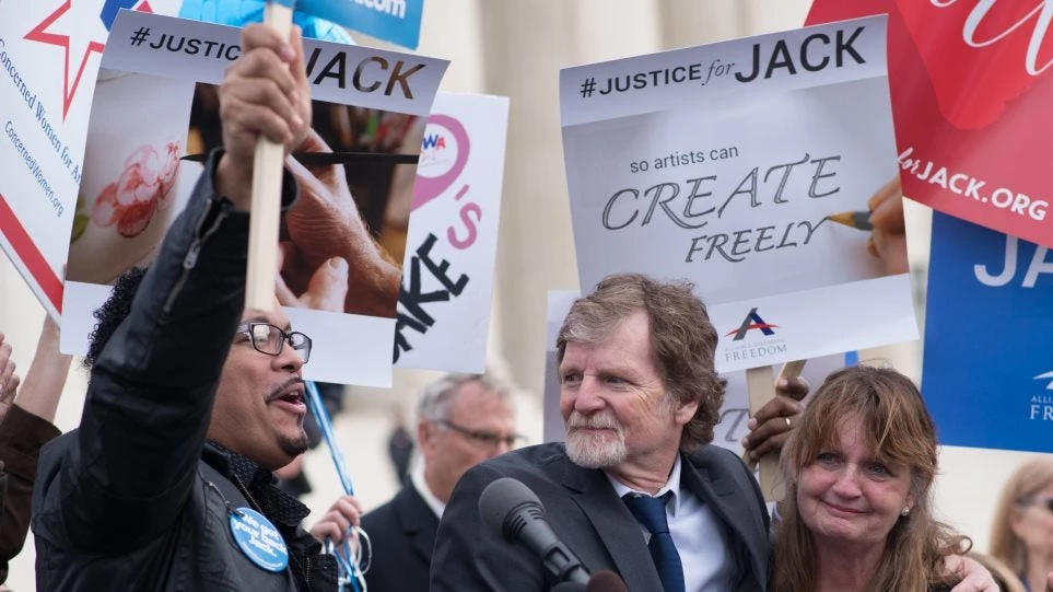 Υπάρχει δικαιοσύνη στις ΗΠΑ: Το ανώτατο δικαστήριο δικαίωσε τον χριστιανό φούρναρη που αρνήθηκε να φτιάξει γαμήλιο κέικ σε ζευγάρι gay